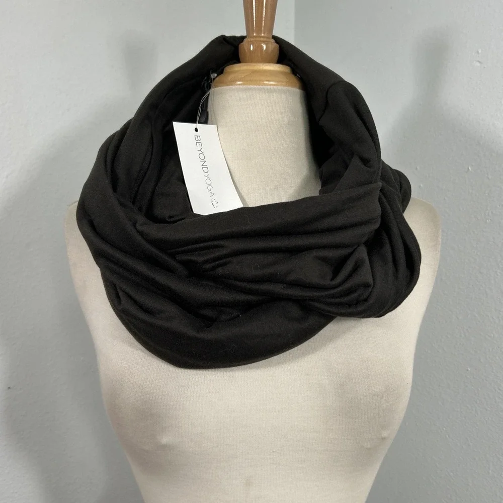 Beyond Yoga Pocket Infinity Scarf Womens OS Charcoal Gray Cozy Warm Travel‎ Wrap